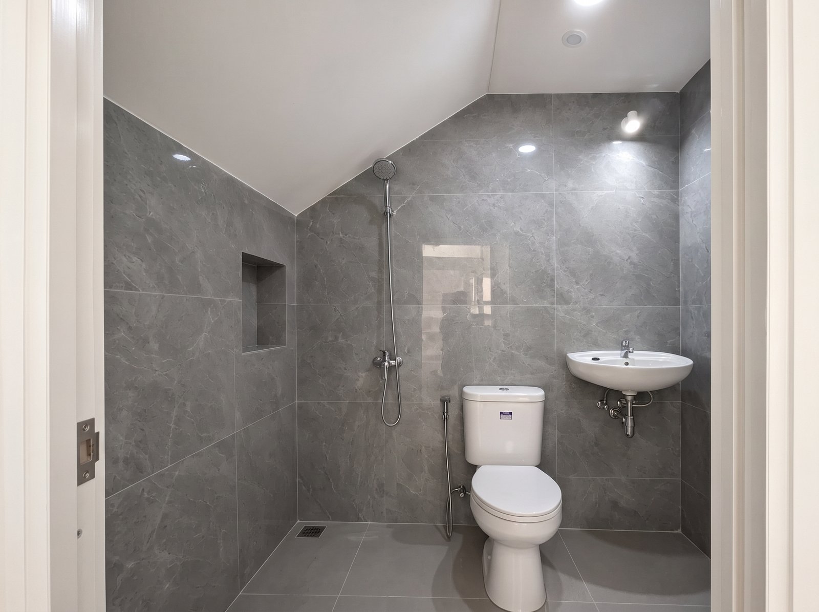 amara living toilet
